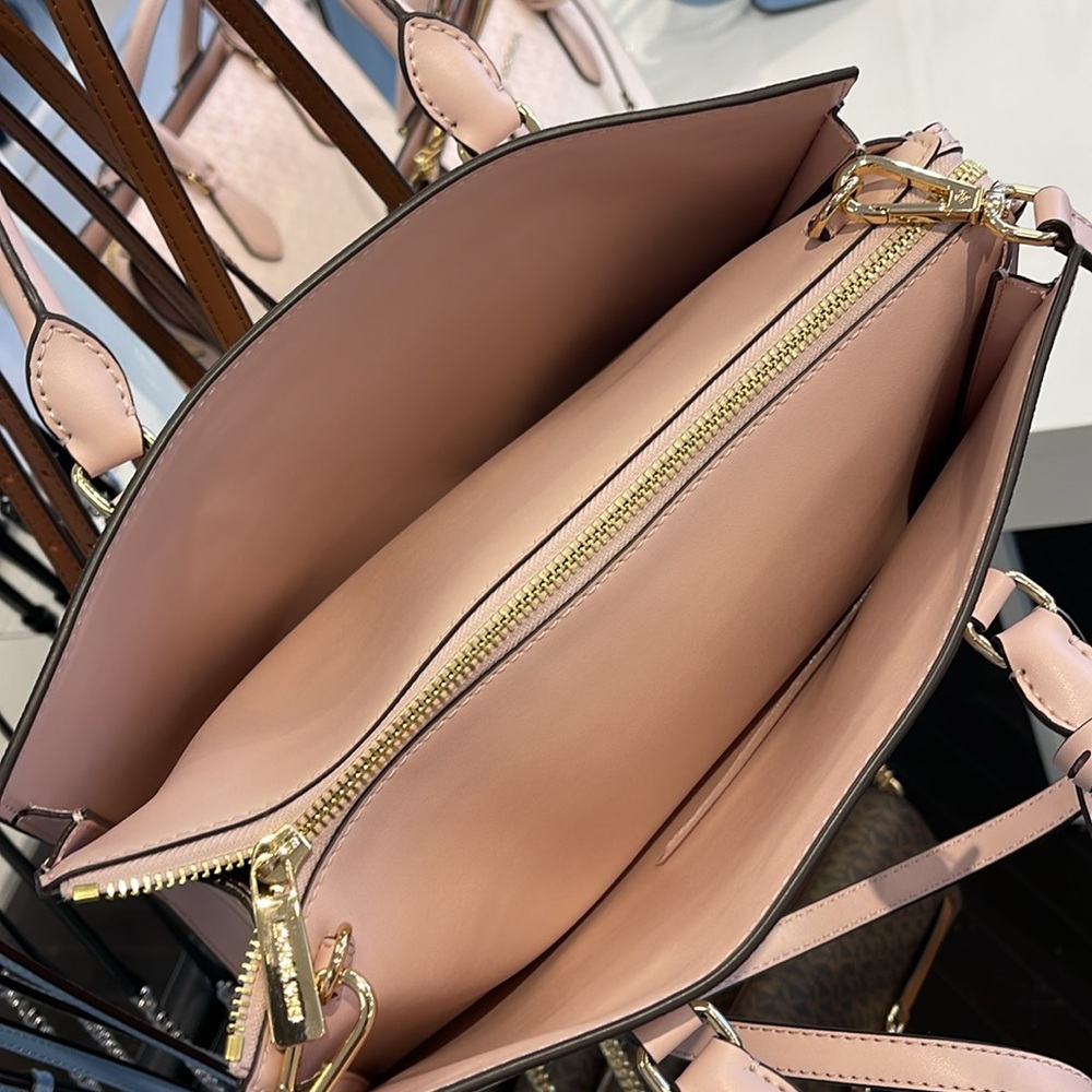 MICHAEL KORS Sheila Md Ombré Signature Logo Satchel Crossbody Bag
Powder Blush - Picture 14 of 16